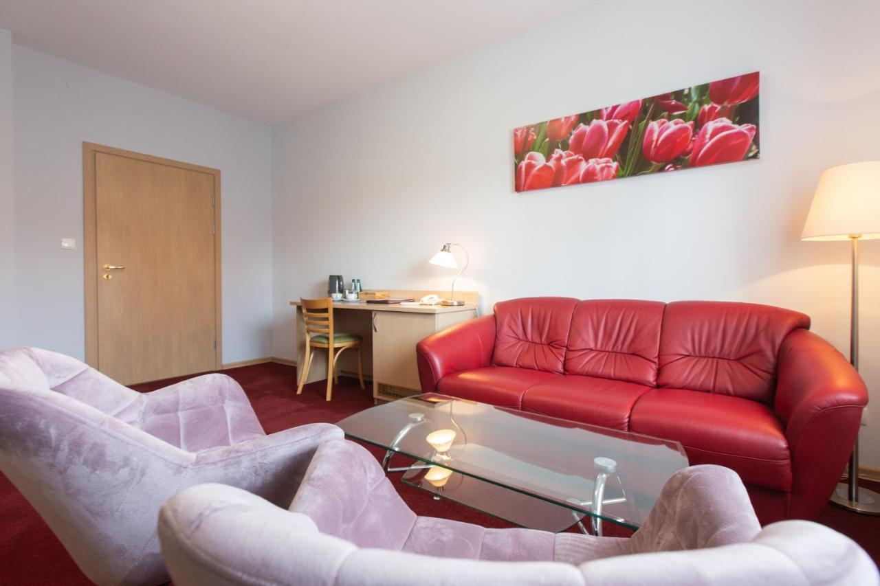Hotel Labedy グリヴィツェ エクステリア 写真